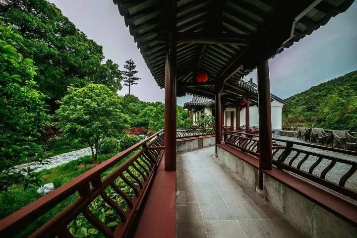 女孩坐缆车悬空被挂车外，游客扔掉雪橇飞奔上前，众人合力救下